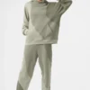 „Make Waves“-Hoodie – Kalkstein-Ton-in-Ton