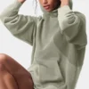 „Make Waves“-Hoodie – Kalkstein-Ton-in-Ton