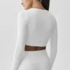 Nahtloses, geripptes, kurzes „Serene“-Langarmshirt – Weiß