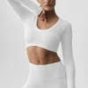 Nahtloses, geripptes, kurzes „Serene“-Langarmshirt – Weiß