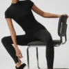 Nahtloses Pointelle-Shirt mit Stehkragen und Kurzarmshirts – Schwarz