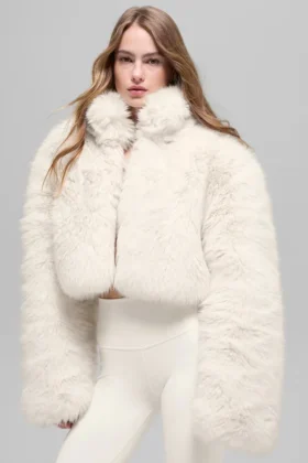Opulente, kurze Kunstfelljacke – Elfenbein
