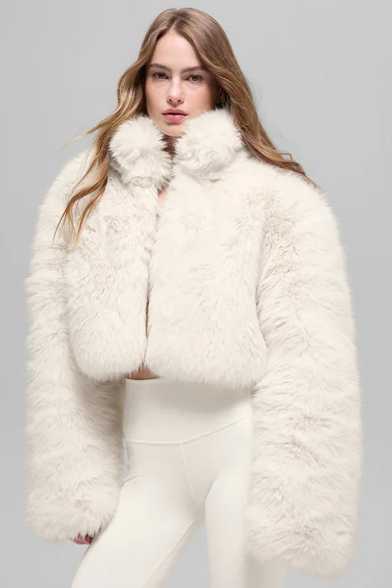 Opulente, kurze Kunstfelljacke – Elfenbein