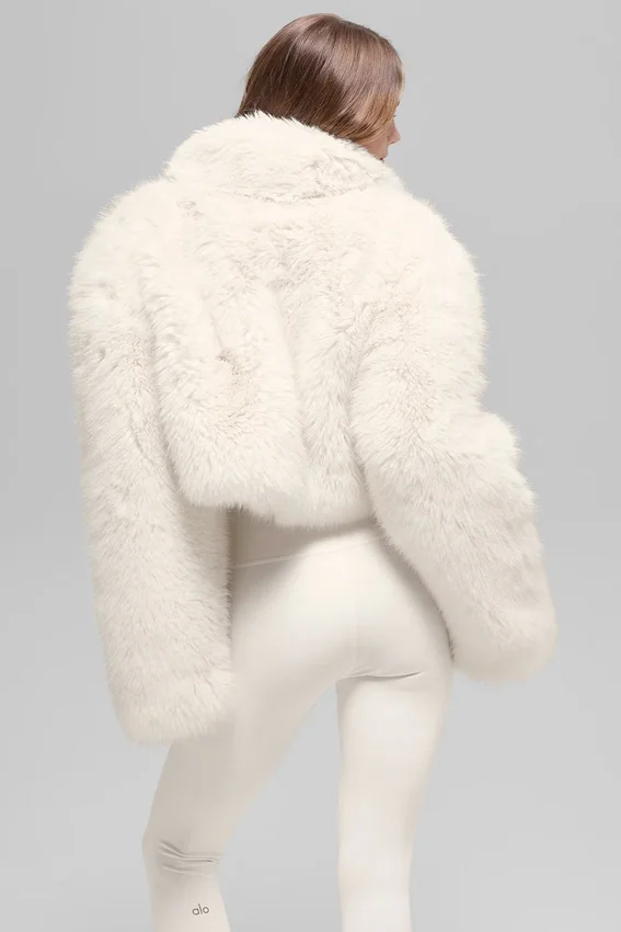 Opulente, kurze Kunstfelljacke – Elfenbein