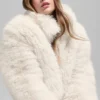 Opulente, kurze Kunstfelljacke – Elfenbein
