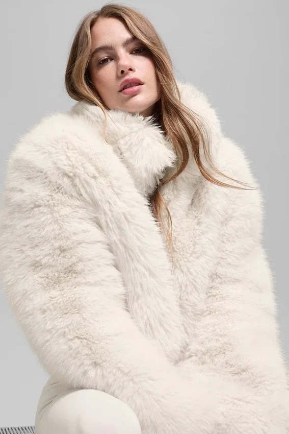 Opulente, kurze Kunstfelljacke – Elfenbein