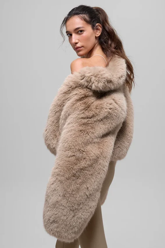Opulente, kurze Kunstfelljacke – Hafer