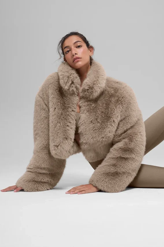 Opulente, kurze Kunstfelljacke – Hafer