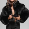 Opulente, kurze Kunstfelljacke – Schwarz