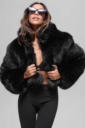 Opulente, kurze Kunstfelljacke – Schwarz
