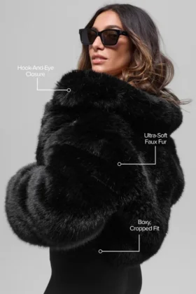 Opulente, kurze Kunstfelljacke – Schwarz