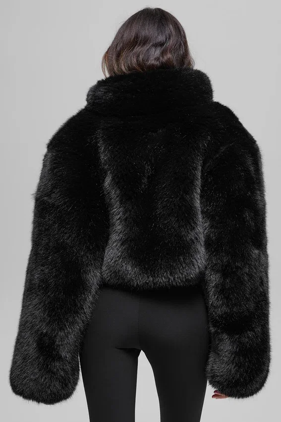 Opulente, kurze Kunstfelljacke – Schwarz