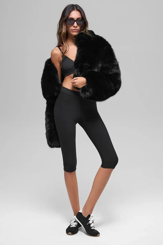 Opulente, kurze Kunstfelljacke – Schwarz