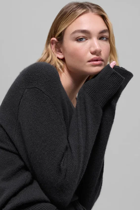 Oversized-Pullover „New Class“ aus Wolle und Kaschmir mit V-Ausschnitt – Schwarz
