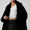 Oversized-Trenchcoat aus Kunstfell – Schwarz