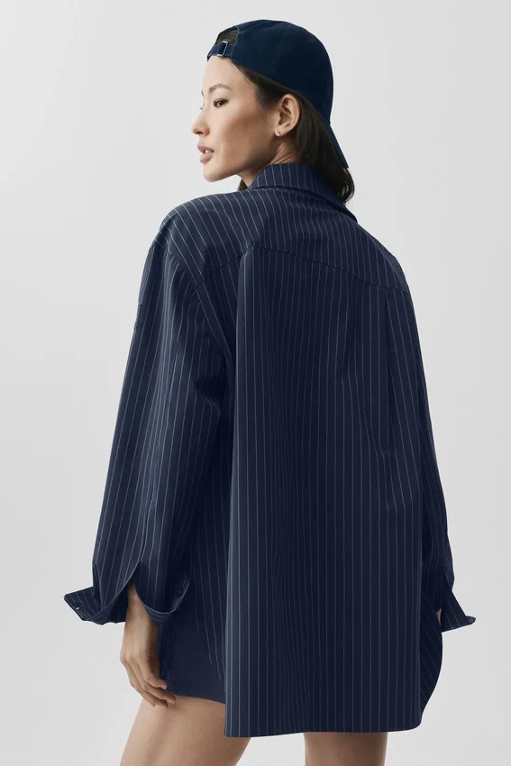 „Pinstripe Daylight“ Langarmshirt mit Knöpfen – Marineblau/Elfenbein
