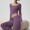 Pullover-Hose mit mittlerer Leibhöhe und weitem Bein – Plum Kiss