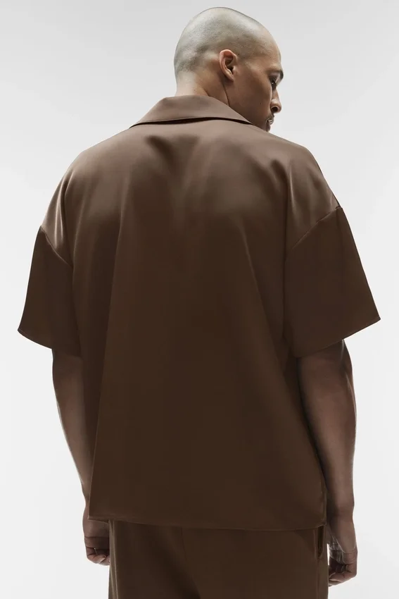 Satin Horizon Kurzarmshirt – Espresso