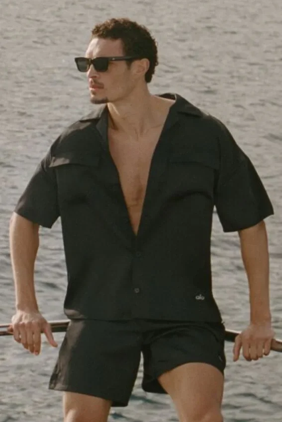 Satin Horizon Kurzarmshirt – Schwarz