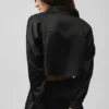 Seiden-Hemdbluse „Luminous“, kurz geschnitten, mit Knöpfen und Langarmshirts – Schwarz