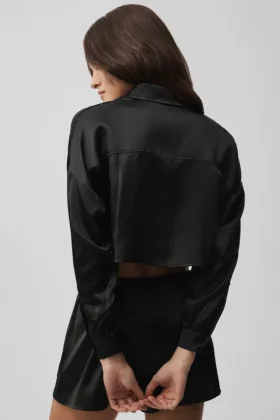 Seiden-Hemdbluse „Luminous“, kurz geschnitten, mit Knöpfen und Langarmshirts – Schwarz