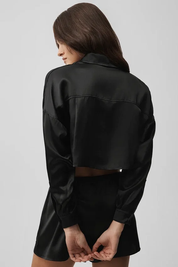 Seiden-Hemdbluse „Luminous“, kurz geschnitten, mit Knöpfen und Langarmshirts – Schwarz