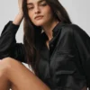 Seiden-Hemdbluse „Luminous“, kurz geschnitten, mit Knöpfen und Langarmshirts – Schwarz