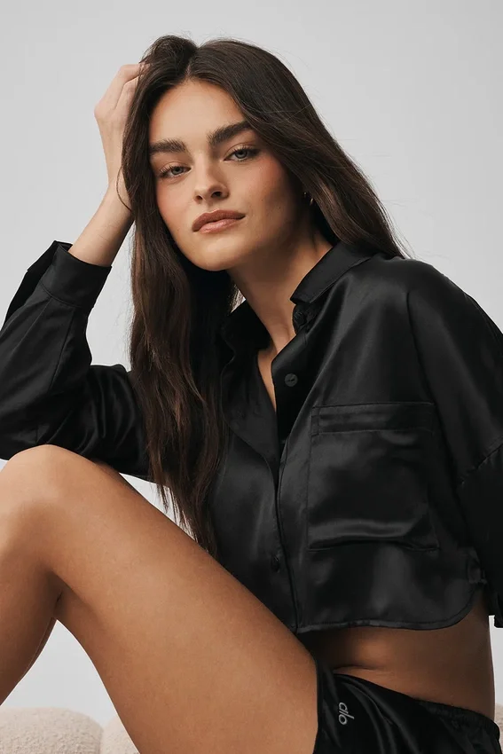 Seiden-Hemdbluse „Luminous“, kurz geschnitten, mit Knöpfen und Langarmshirts – Schwarz