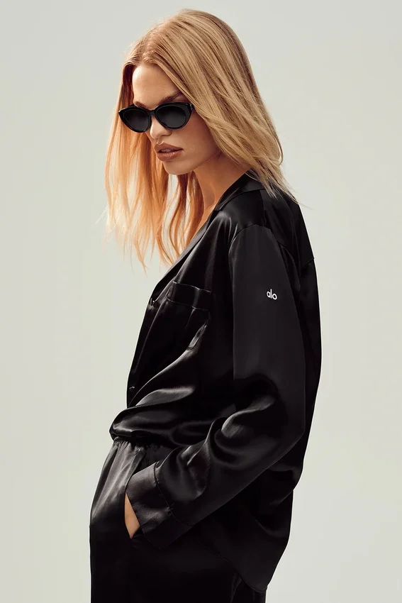 Seidenbluse „Luminous“ mit Knopfleiste – Schwarz