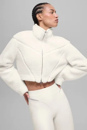 Sherpa-Jacke mit schrägem Saum – Elfenbein