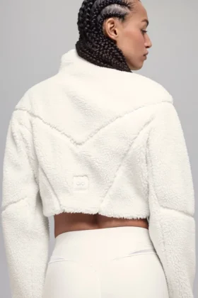 Sherpa-Jacke mit schrägem Saum – Elfenbein