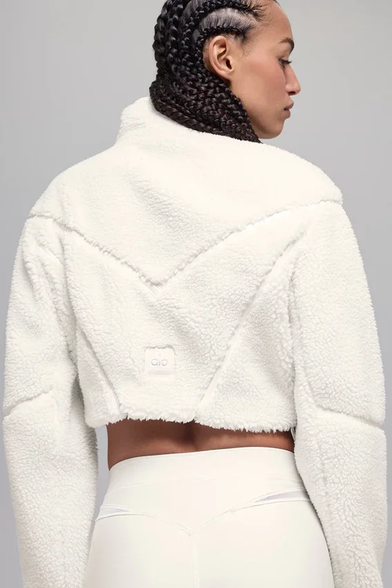 Sherpa-Jacke mit schrägem Saum – Elfenbein
