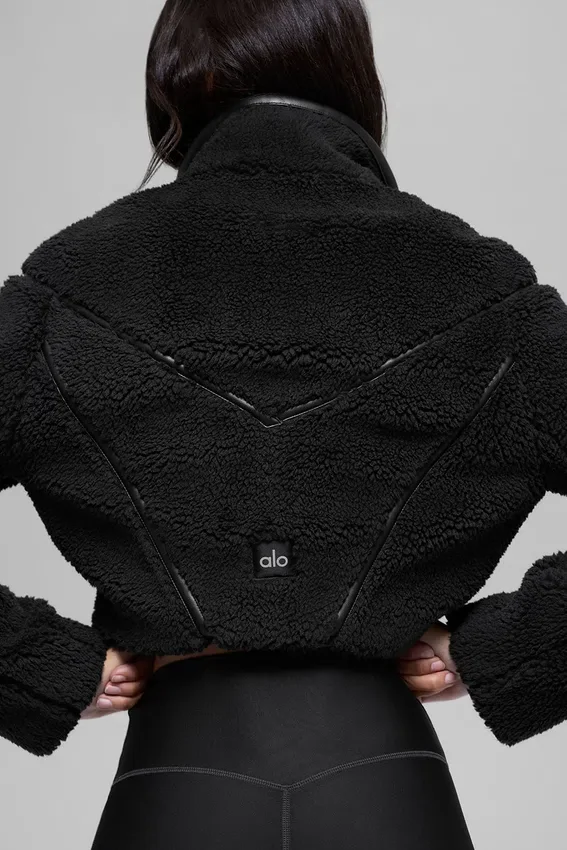Sherpa-Jacke mit seitlichem Schlitz – Schwarz