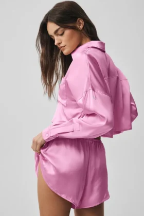 „Silk Luminous“ kurzes Langarmshirt mit Knopfleiste – Candy Heart Pink