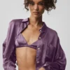 „Silk Luminous“ kurzes Langarmshirt mit Knopfleiste – Plum Kiss