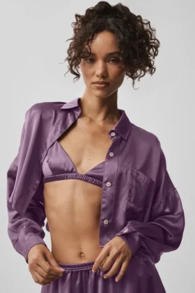 „Silk Luminous“ kurzes Langarmshirt mit Knopfleiste – Plum Kiss