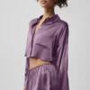 „Silk Luminous“ kurzes Langarmshirt mit Knopfleiste – Plum Kiss