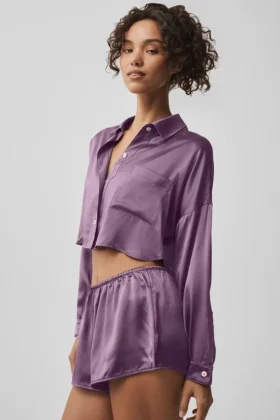 „Silk Luminous“ kurzes Langarmshirt mit Knopfleiste – Plum Kiss