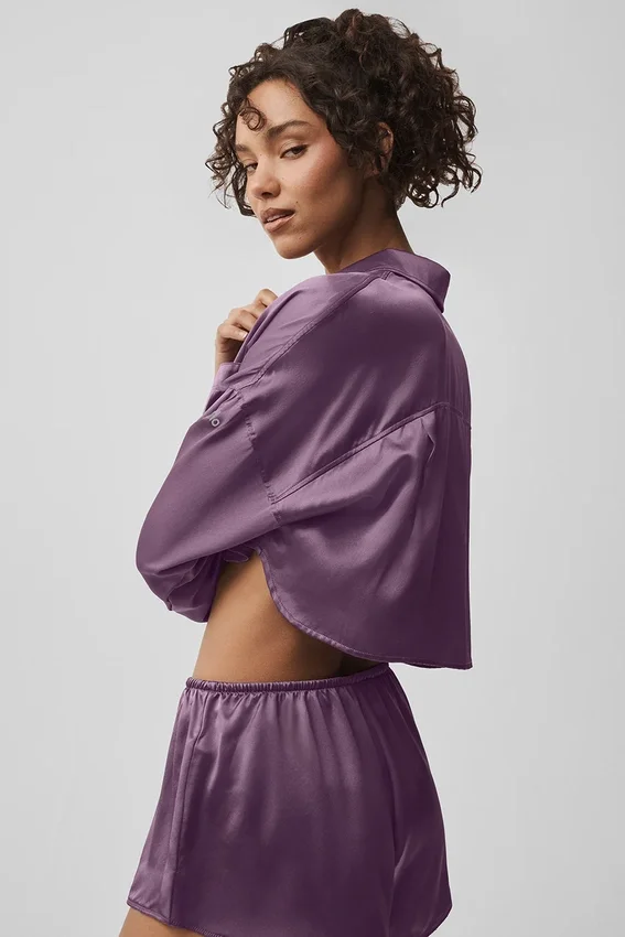 „Silk Luminous“ kurzes Langarmshirt mit Knopfleiste – Plum Kiss