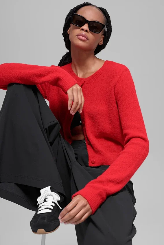 „Snuggle up“ Pullover, kurz geschnittene Strickjacke – Bright Red