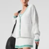 Tennis Club Pullover – Weiß/Fichtengrün
