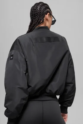 Urbanite-Bomberjacke aus Kunstfell – Schwarz/Elfenbein