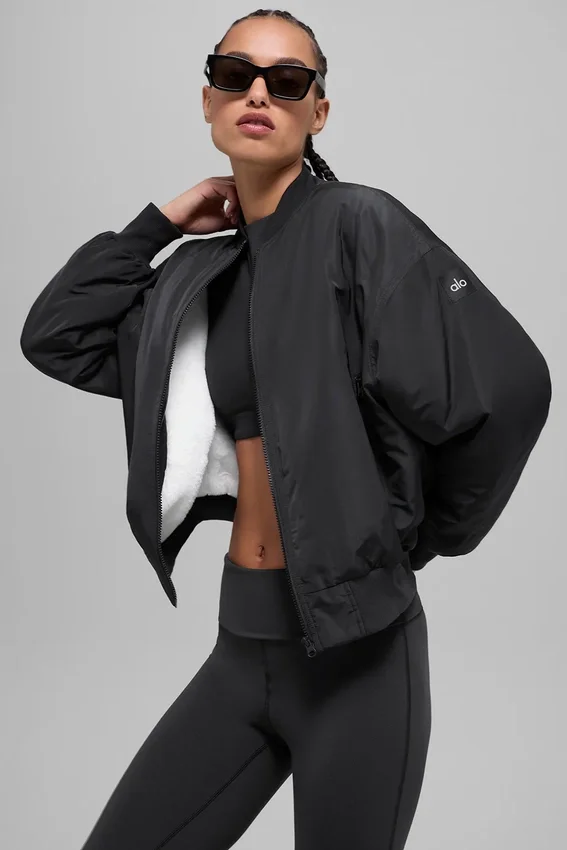 Urbanite-Bomberjacke aus Kunstfell – Schwarz/Elfenbein