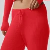 Weite Hose mit mittlerer Leibhöhe aus Pullover-Strick – Unwind – in leuchtendem Rot