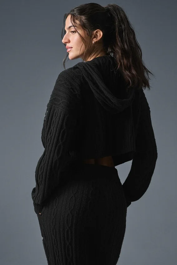 Winter Bliss Hoodie mit Zopfmuster – Schwarz