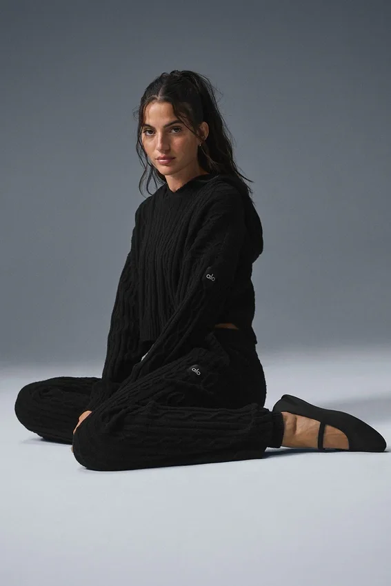 Winter Bliss Hoodie mit Zopfmuster – Schwarz
