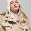 Winter Bliss-Mütze mit Ohrenklappen im Zopfmuster – Elfenbein