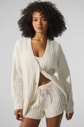 Winter Bliss Strickjacke mit Zopfmuster – Elfenbein