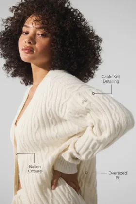Winter Bliss Strickjacke mit Zopfmuster – Elfenbein