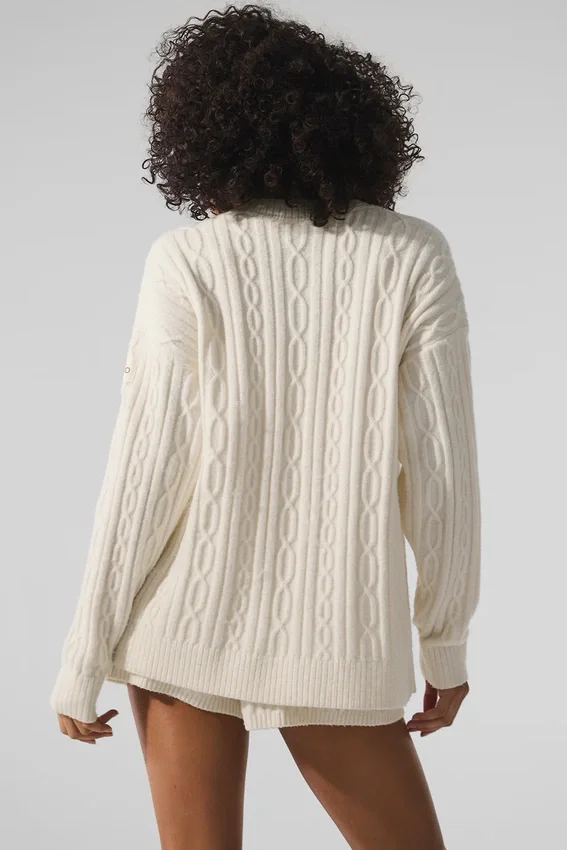Winter Bliss Strickjacke mit Zopfmuster – Elfenbein